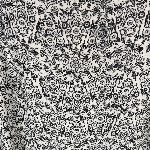 Rose & Olive Black and White Graphic Floral Boxy Blouse Size Large - Picture 7 of 12